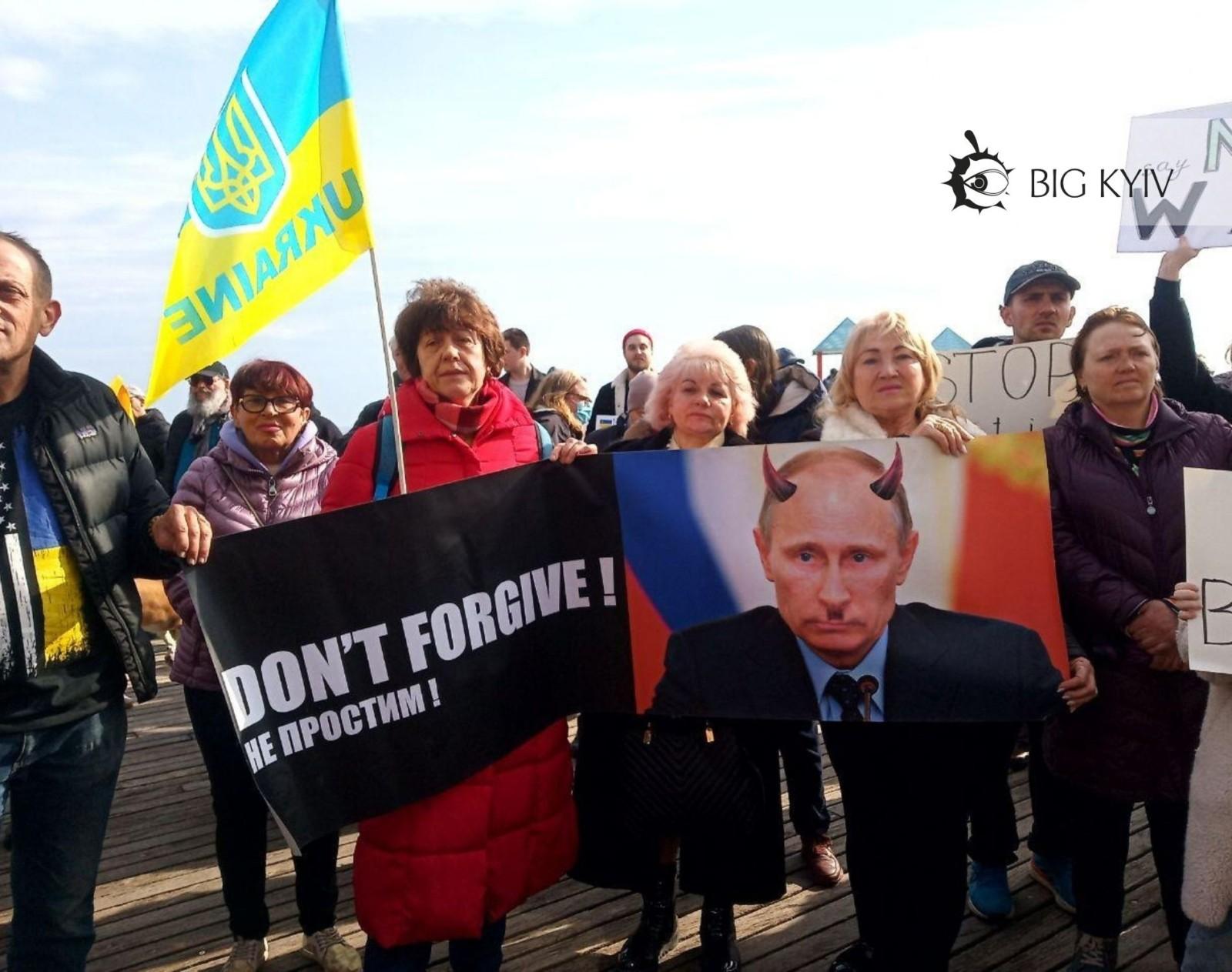 Росіяни на Брайтон-Біч: “Слава Україні! Путін – Ху*ло!”
