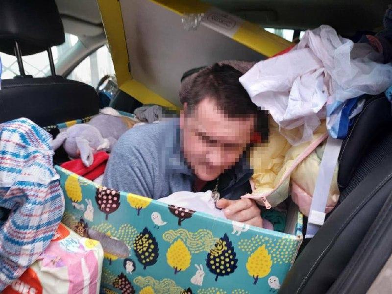 Замість пелюшок і суміші: чоловік намагався “накивати п’ятами” з країни у бейбі-боксі
