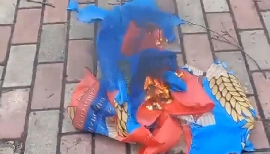 У Старобільську (“ЛДНР”) жителі зірвали з флагштока прапор агресора