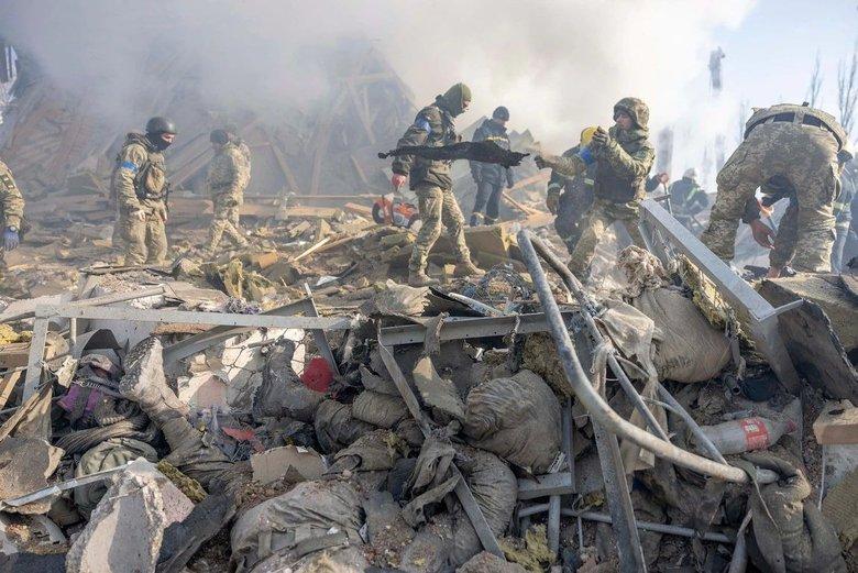 З-під завалів обстріляної військової казарми в Миколаєві дістали 50 тіл