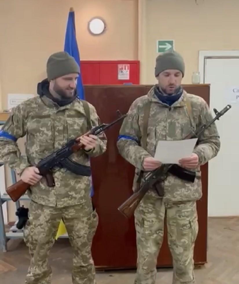 Відомий український футболіст зі зброєю в руках присягнув на вірність Україні