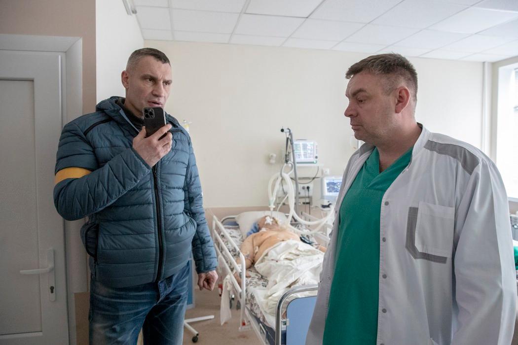В Києві лікарня № 7 стала опорним госпіталем для поранених. Медики живуть на роботі (ВІДЕО)
