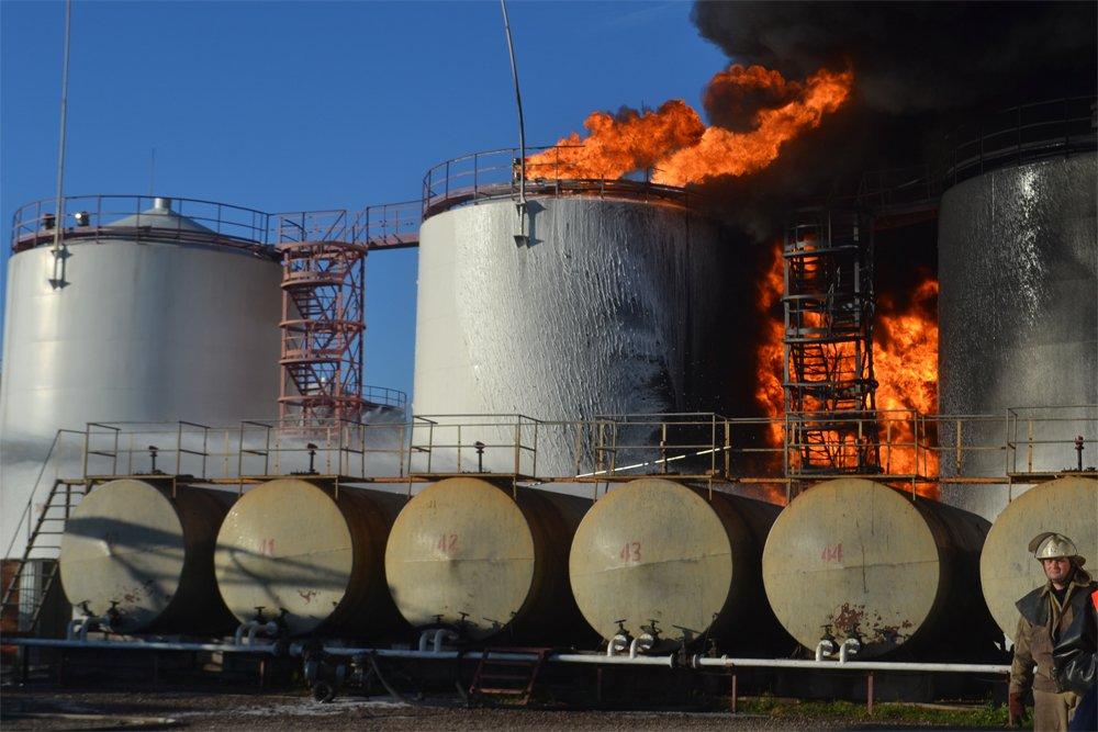 У Калинівці російський снаряд влучив в нафтобазу, горять залишки нафтопродуктів — ДСНС