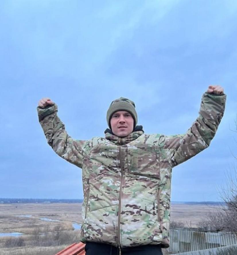 “Знищити російських підаросів”: Як футболіст збірної України допомагає українській армії