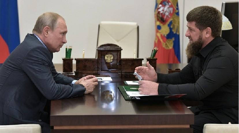 Кадиров на колінах. “Вірного солдата Путіна” висміяли за фото на заправці