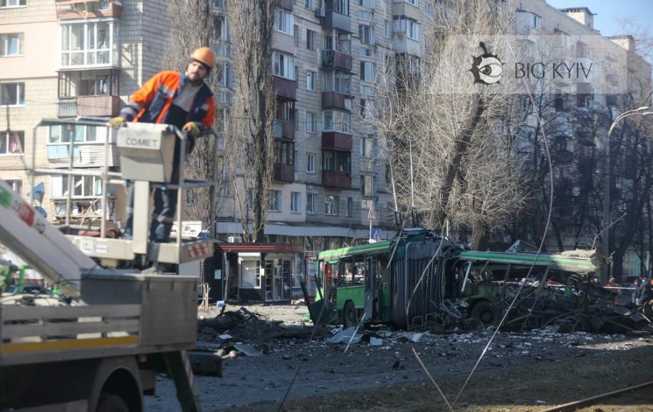 Вибух на Куренівці: ворожий снаряд спричинив руйнування і пожежу (ФОТОРЕПОРТАЖ)