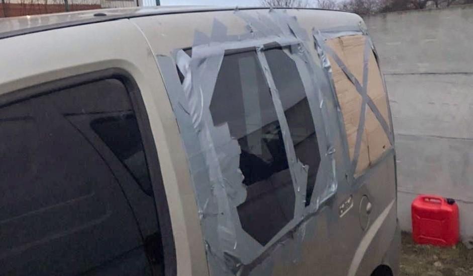 В Пущі-Водиці обстріляли автівку “Київпастрансу”, яка везла гуманітарну допомогу