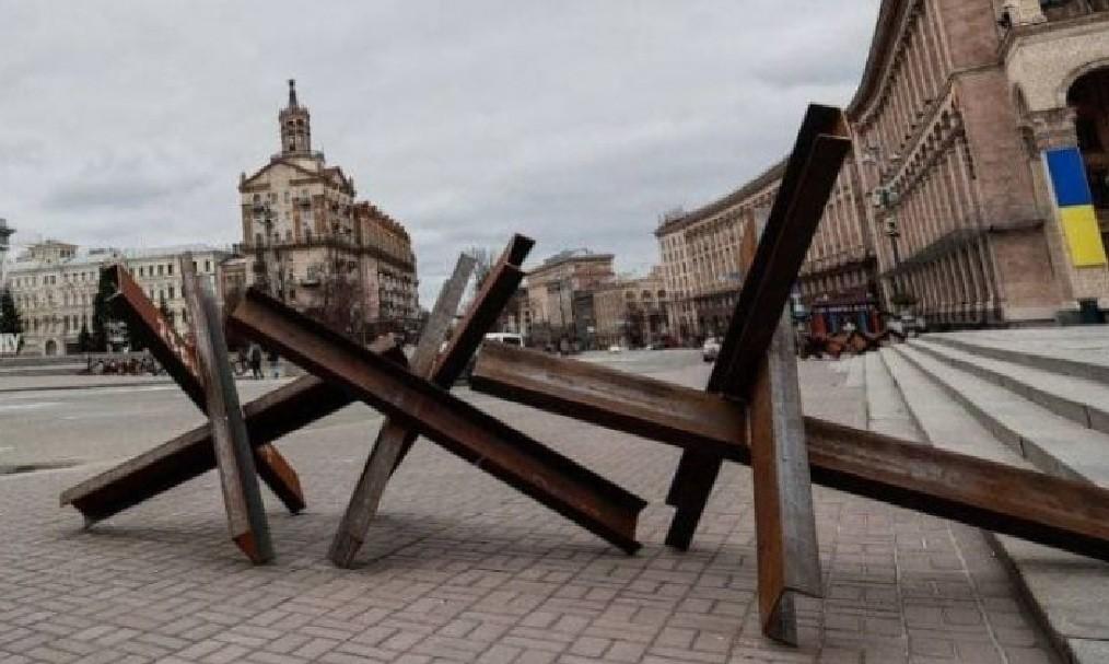 На Майдані в Києві встановили бетонні блоки та залізних їжаків