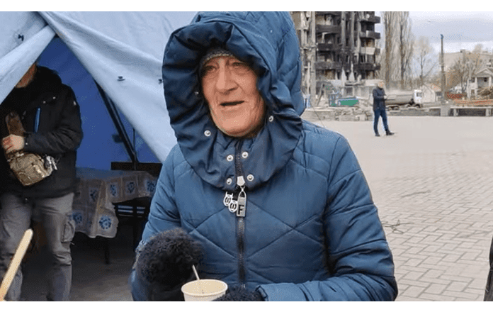 Подавала воду і їжу через маленький отвір. Мешканка Бородянки врятувала заблокованих під завалами односельців