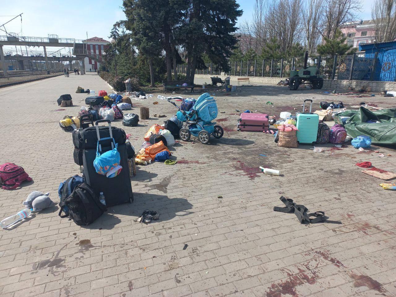 дитячий візочок на розбомбленому вокзалі Краматорська