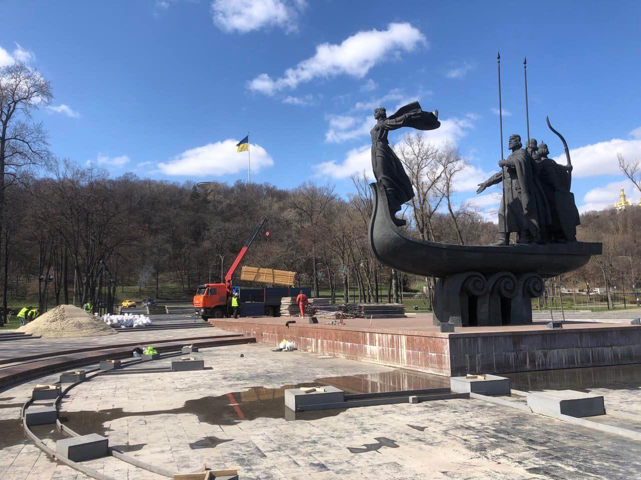 почали укріплювати пам'ятник засновникам києва