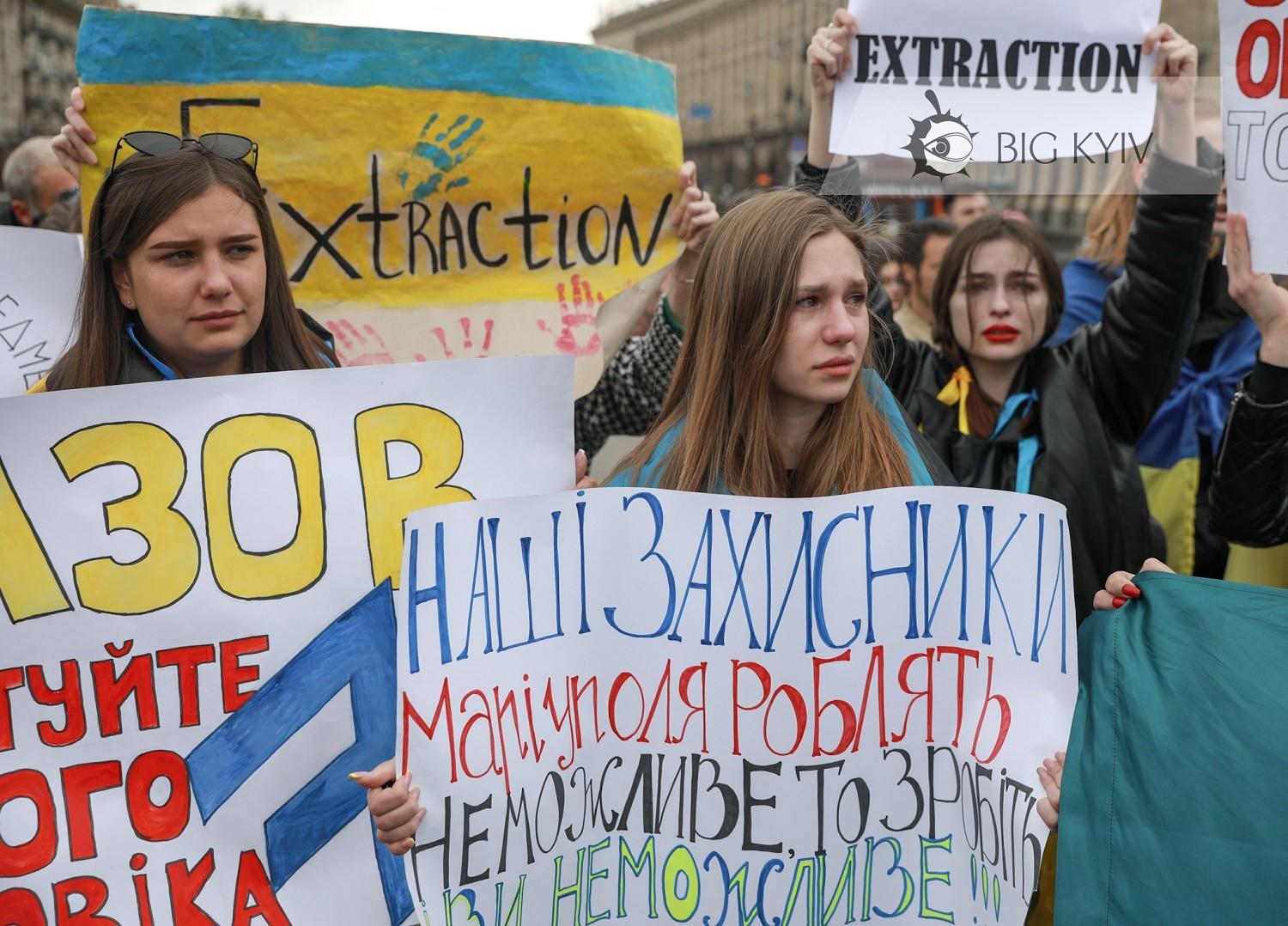 Врятуйте захисників Маріуполя: в центрі Києва пройшла акція на підтримку бійців (ФОТОРЕПОРТАЖ)