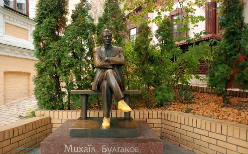 Петиція з вимогою усунути Булгакова з публічного простору назбирала необхідну кількість голосів