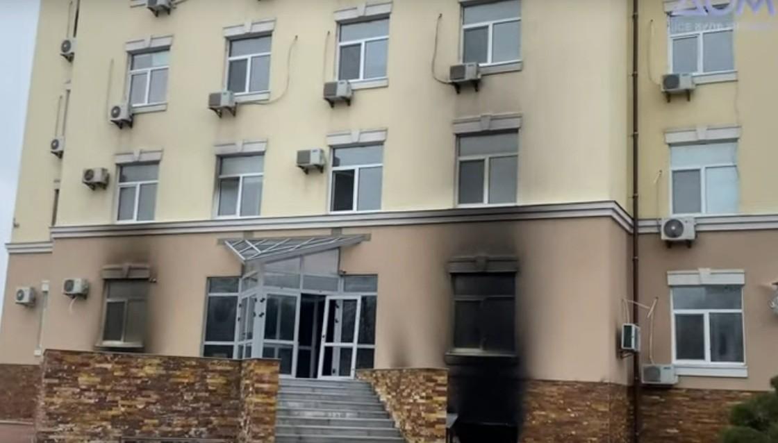 Окупанти обстріляли пологовий будинок під Києвом