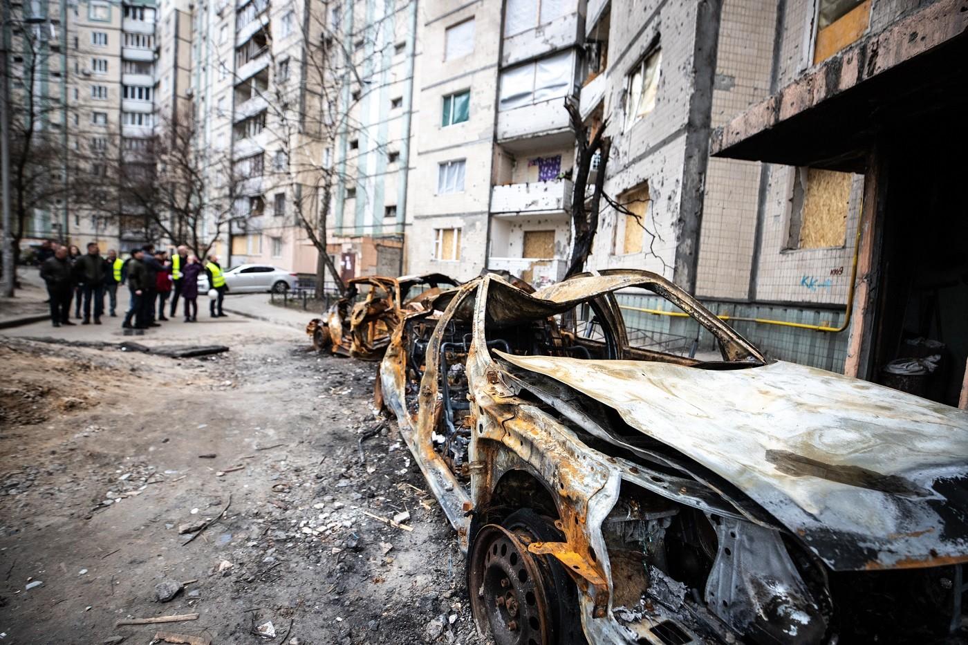 В Києві фахівці обстежують пошкоджені обстрілами житлові будинки – що потім (ФОТО)