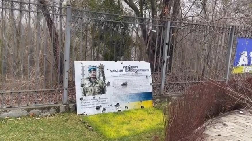 Рашисти розстріляли портрети загиблих бійців на Алеї Героїв в Ірпені (ВІДЕО)