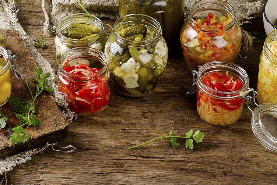 Консерви, консервація і продукти тривалого зберігання: симптоми та допомога при отруєнні від парамедиків