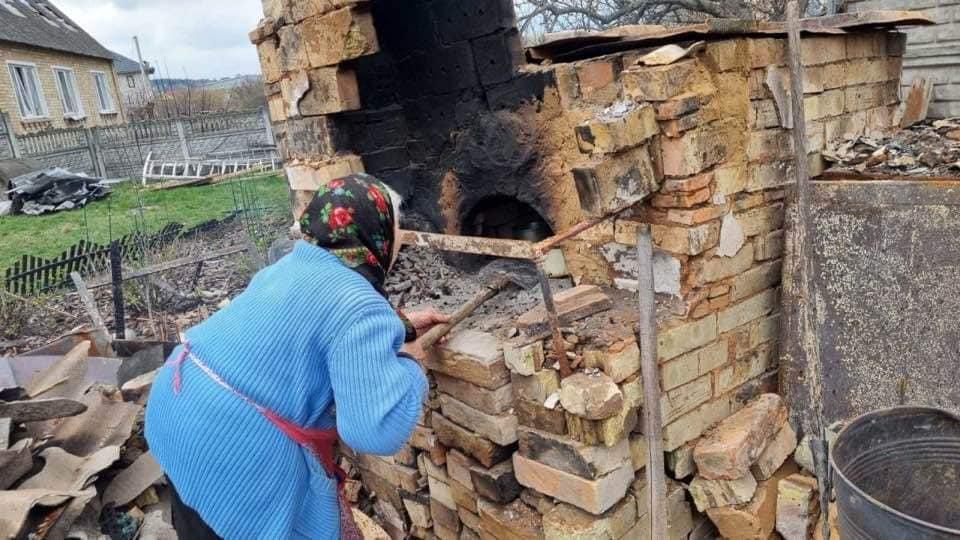 Такий народ не перемогти. Бабуся на Київщині випікала паски просто неба у печі зруйнованої хати