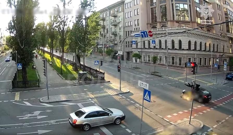 На бульварі Шевченка “самокатчик” влетів під Hyundai – відео