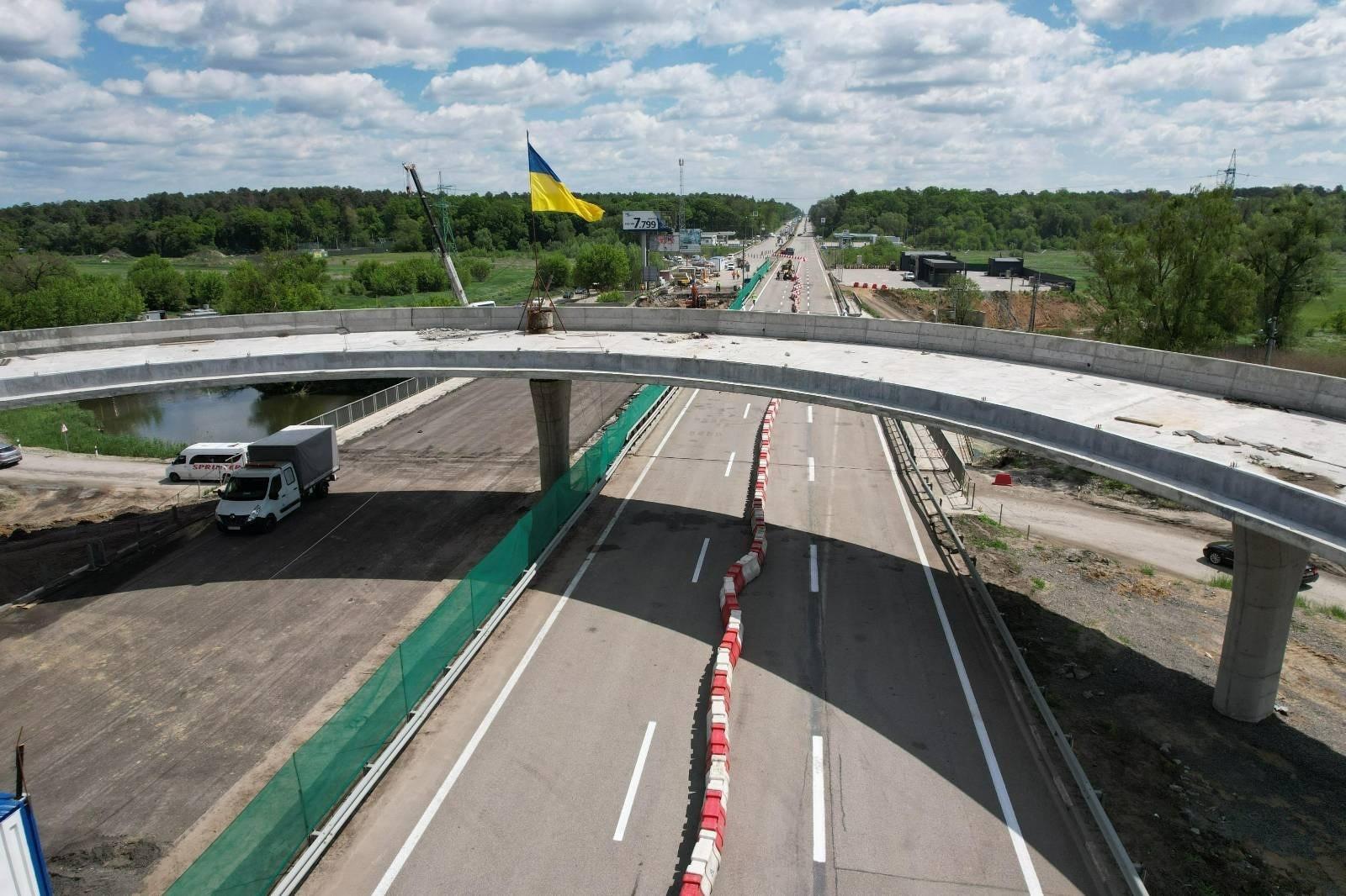 відновлений міст біля стоянки