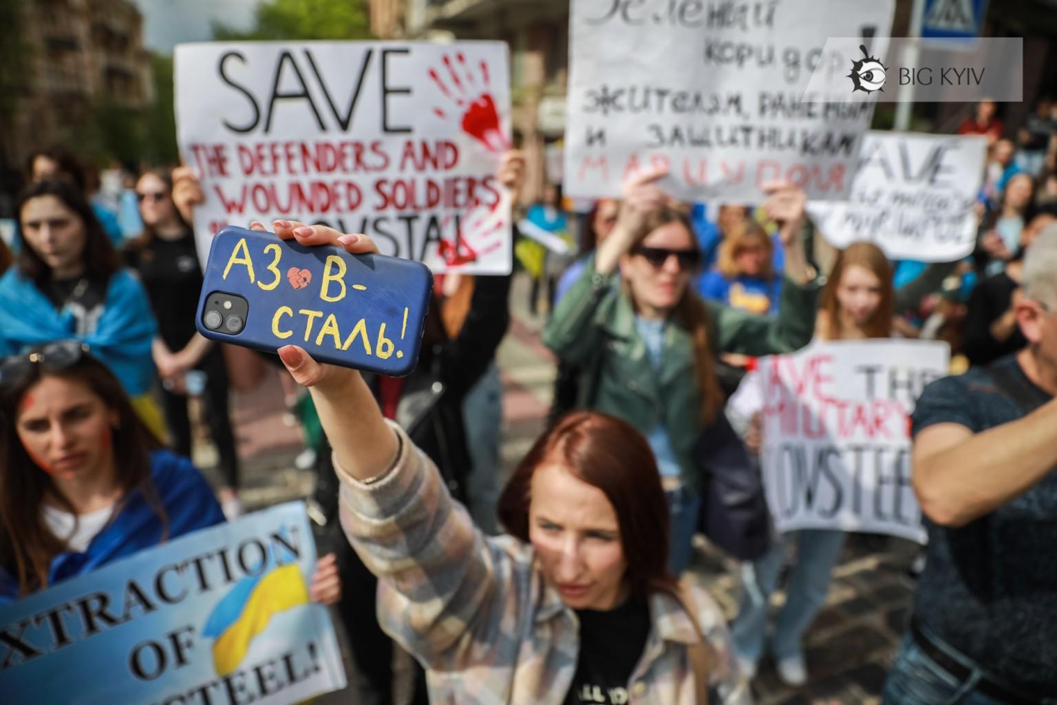 Рідні захисників Маріуполя скаржаться на затримання під час мітингу в Києві