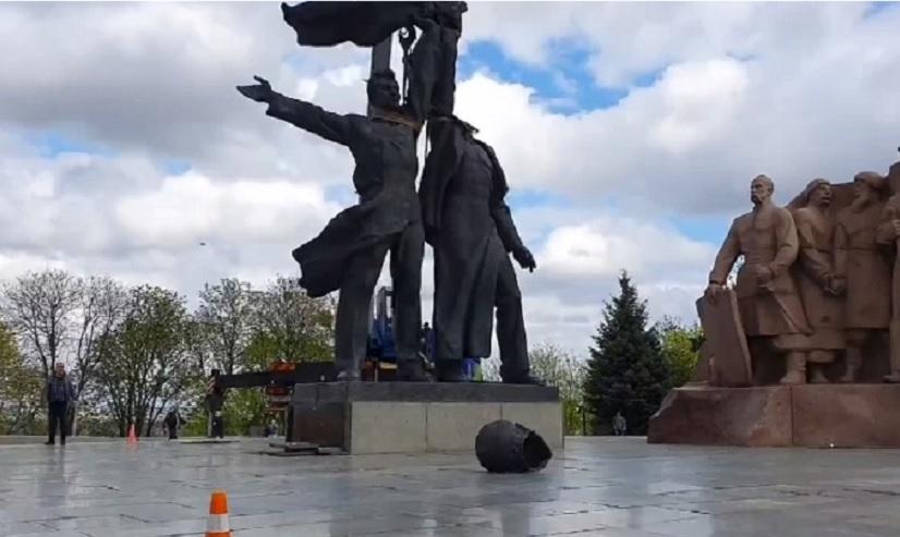Геть комуністичну символіку та назви: одна з громад Київщини анонсувала великий демонтаж написів та перейменування вулиць