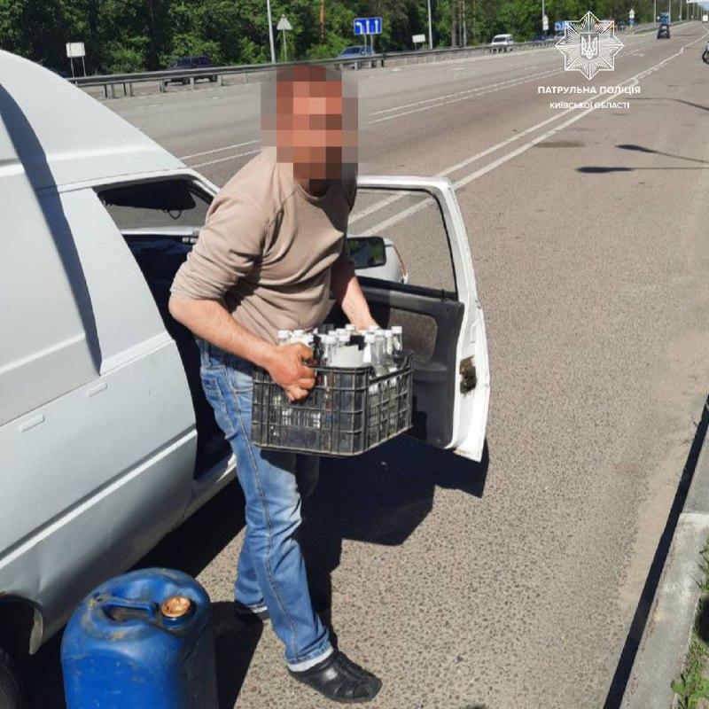 Чоловік поливав узбіччя траси самогоном: в землю пішло понад 10 літрів