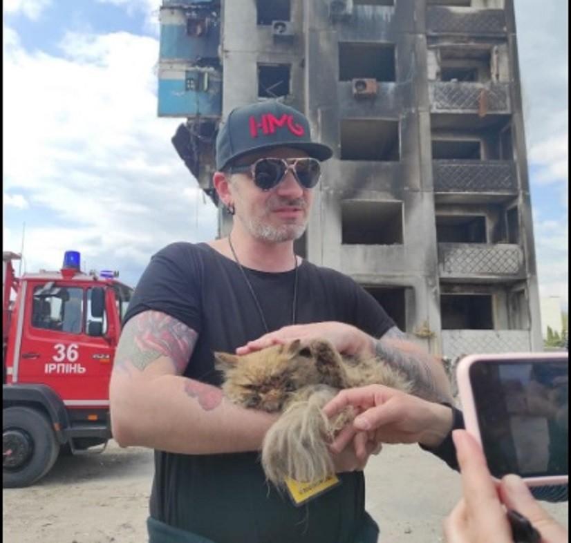У Бородянці врятували кота, який знаходився на 7 поверсі зруйнованого будинку