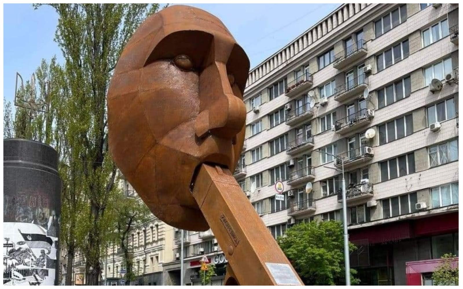 Кияни можуть насолодитися новим арт-об’єктом — головою Путіна з дулом пістолета в роті