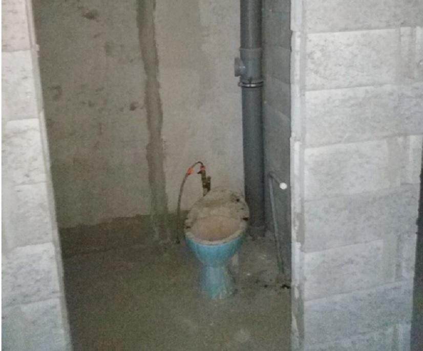 “Брудний унітаз та голі стіни”: У Києві за 10 тисяч здають квартиру, непридатну для проживання