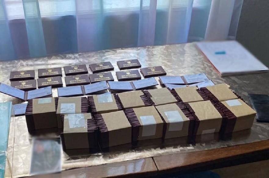 ​​У Києві викрили схему масового виготовлення та збуту підроблених журналістських посвідчень