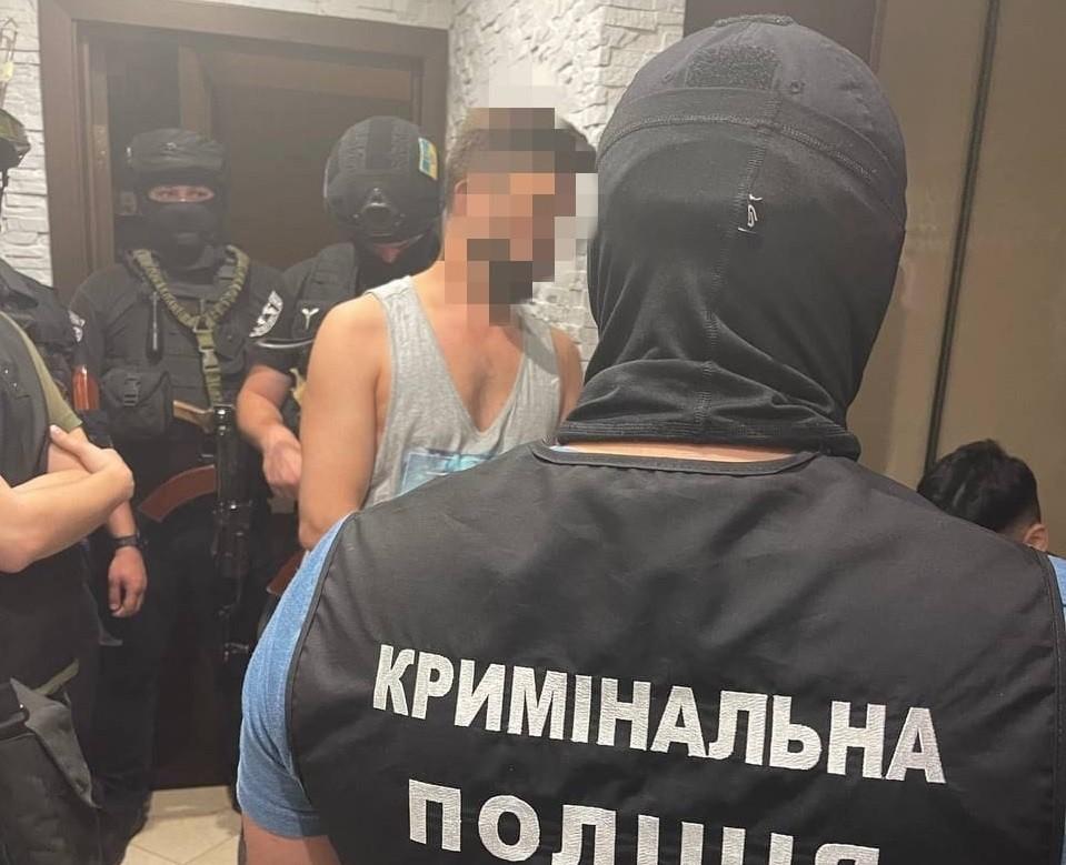 На Київщині затримали вербувальника жінок для секспослуг за кордоном