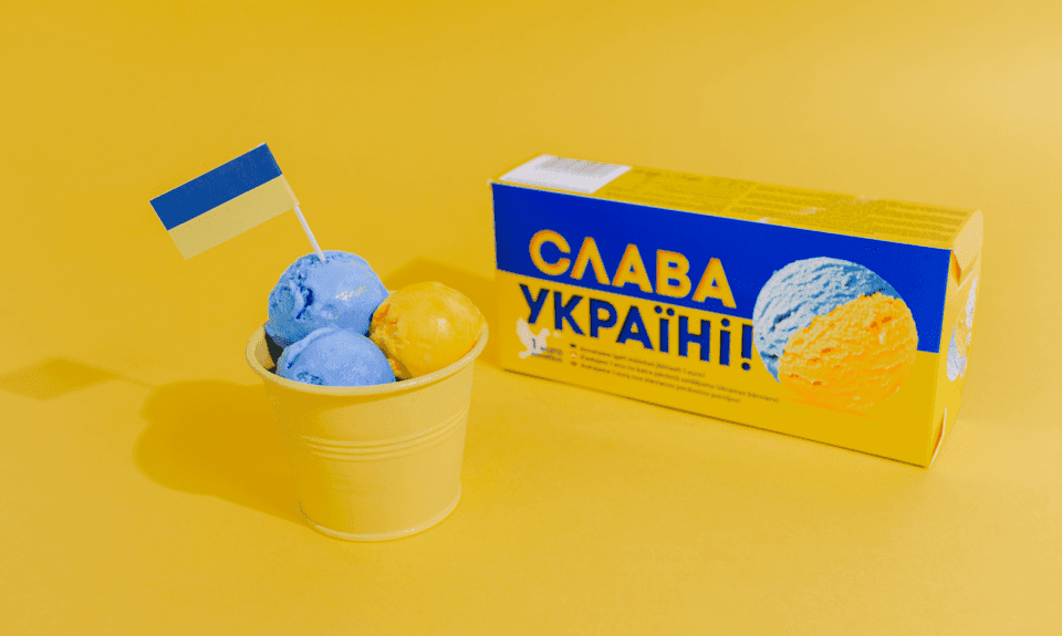 У Латвії створили жовто-блакитне морозиво “Слава Україні” – українцям дають безкоштовно