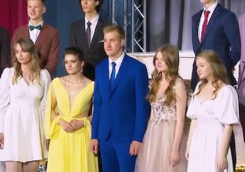 Син Лукашенка з однокласницею отримували атестати у вбранні кольорів прапора України