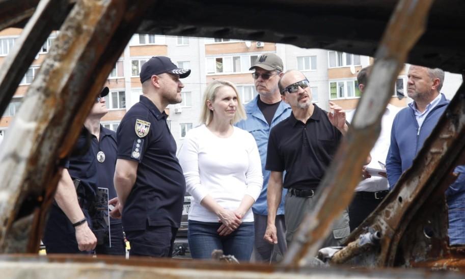 Страшно бачити та чути. Посол США Бріджит Брінк відвідала Бучу