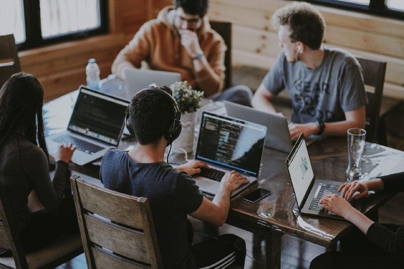 Українським IT-фахівцям можуть дозволити виїзд за кордон