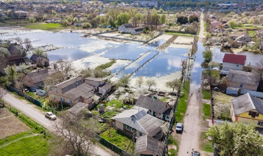Жителі підтопленого села Демидів перекрили рух транспорту під Києвом (ВІДЕО)