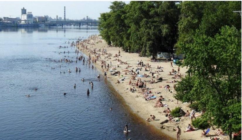 Фахівці не радять купатися на 14 столичних пляжах: в чому причина