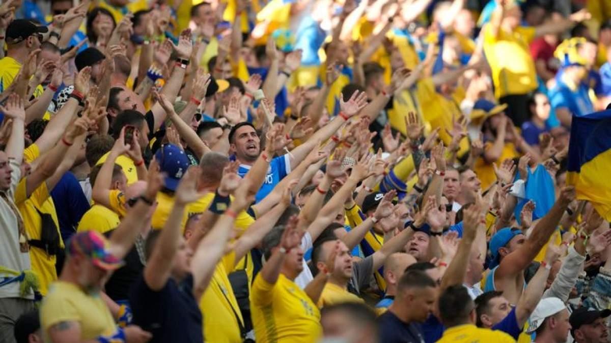 Україна-Уельс: на матчі за вихід на ЧС–2022 українські вболівальники вшанували ЗСУ