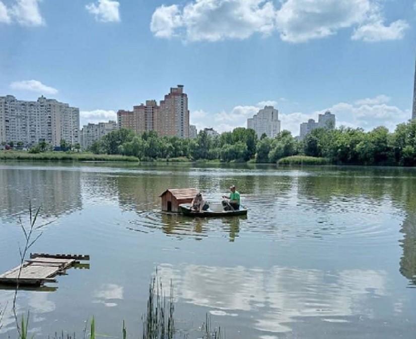 У Києві забрали на ремонт качиний будинок з озера Лебедине 