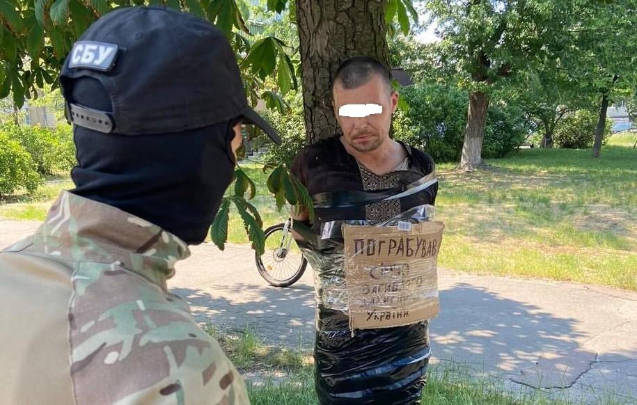 Пограбував сім’ю загиблого воїна. У Києві “прикували” до дерева мародера у вишиванці