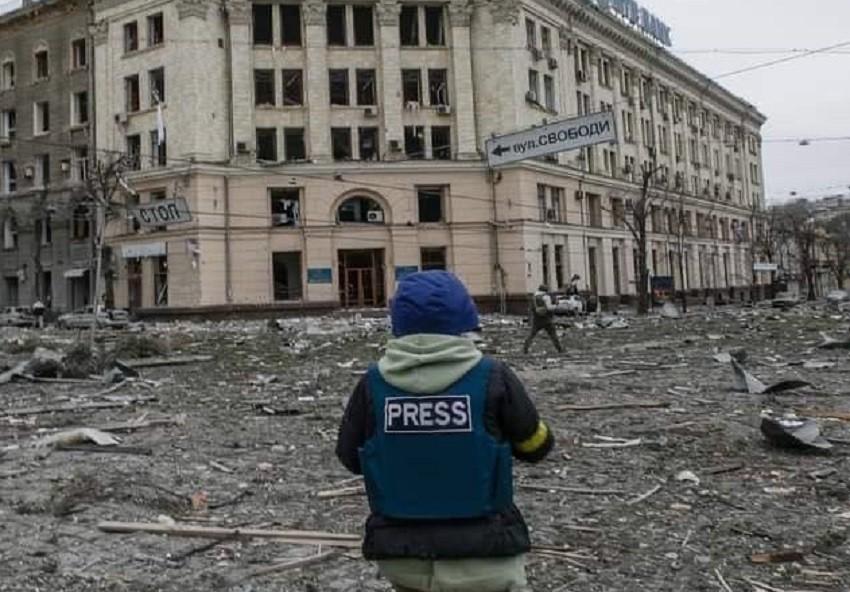 Вони пишуть, знімають, ризикують життям, а іноді гинуть – сьогодні День журналіста