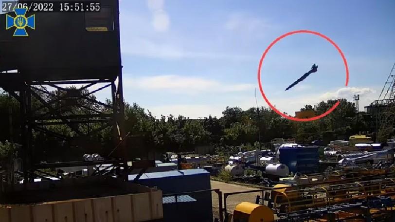 СБУ встановила обставини російського удару по ТЦ у Кременчуці (ВІДЕО)