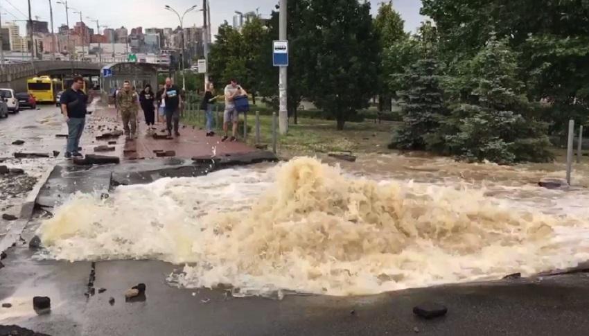 Фонтан, шматки асфальту та величезне провалля: біля метро “Деміївська” масштабний прорив (ФОТО, ВІДЕО)