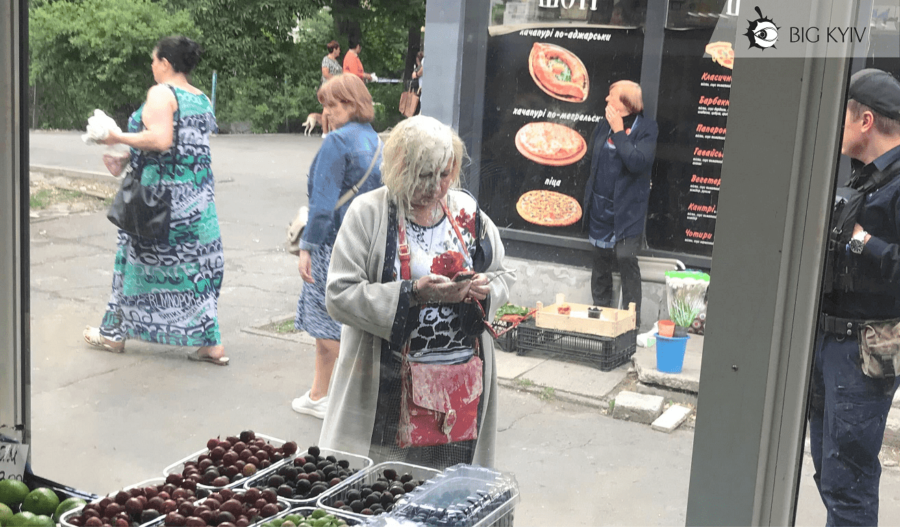 Прихильницю путіна у Києві “заспокоїли” відром з фарбою, а поліція врятувала від обуреного натовпу