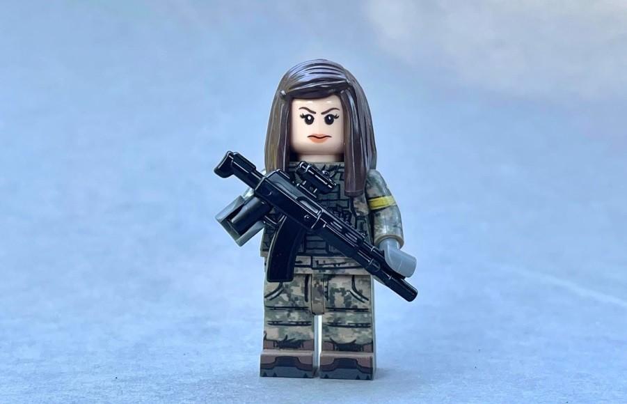 Військова парамедикиня та доброволиця ЗСУ стала фігуркою LEGO versions від The Brothers Brick