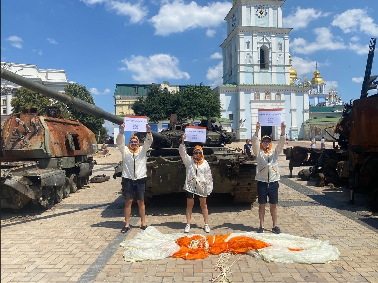 В Україні випустили куртки, виготовлені з парашуту збитого російського льотчика