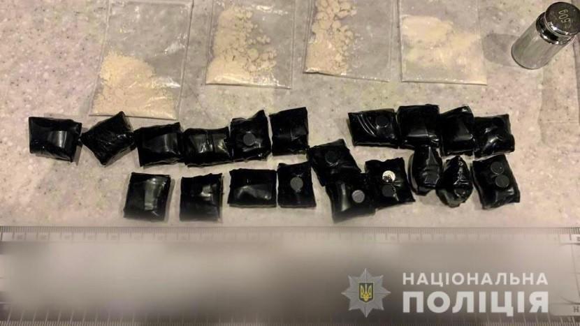 Амфетамін, ваги і фасувальні пакети: на Київщині затримали наркоторговця