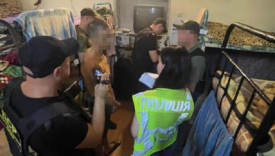 Уродженець Донбасу з колонії видурив гроші у киянки, яка розшукувала зниклого на фронті чоловіка