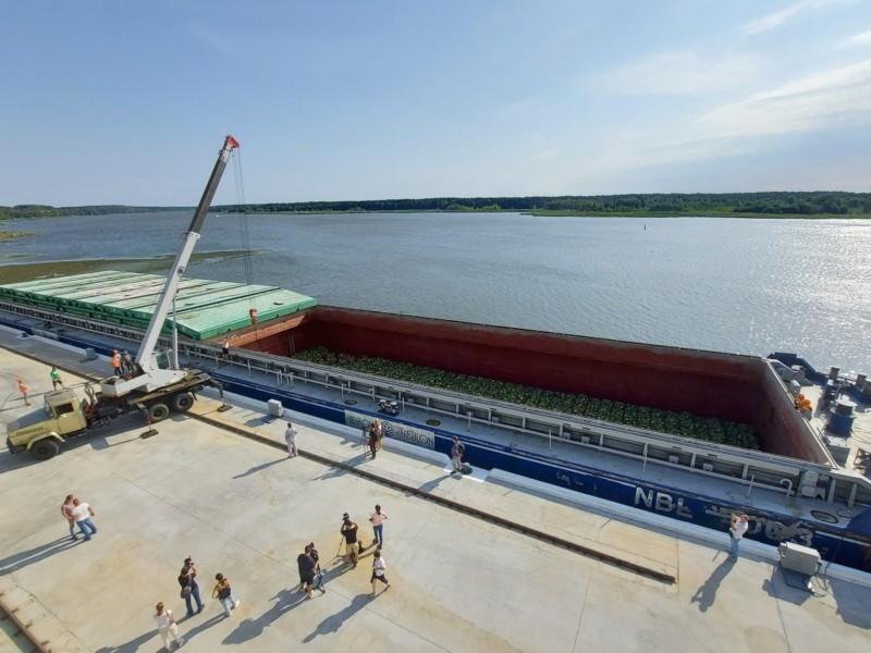Окупанти викрали баржу, якою киянам доставляли херсонські кавуни